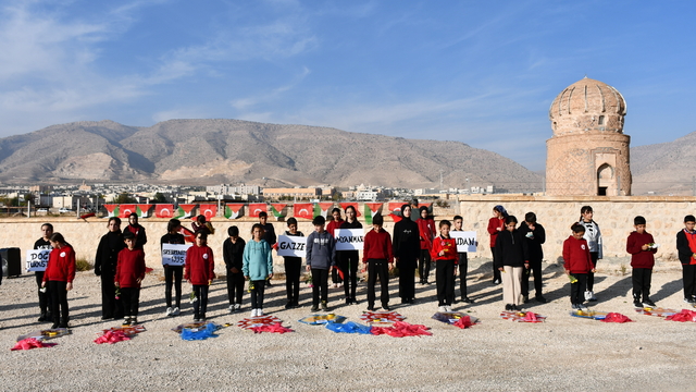 Tarihi Hasankeyf ilçesinde uçurtmalar hakları ihlal edilen çocuklar için uçuruldu