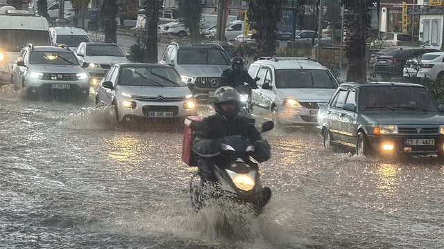 Bodrum'da kuvvetli sağanak yaşamı olumsuz etkiledi, yollar göle döndü