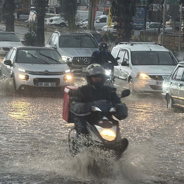 Bodrum'da kuvvetli sağanak yaşamı olumsuz etkiledi, yollar göle döndü