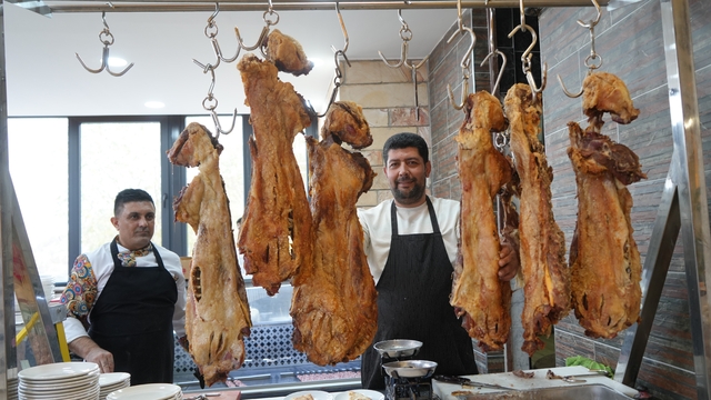 Muş'ta 15 yıllık ustalıkla büryan geleneği yaşatılıyor