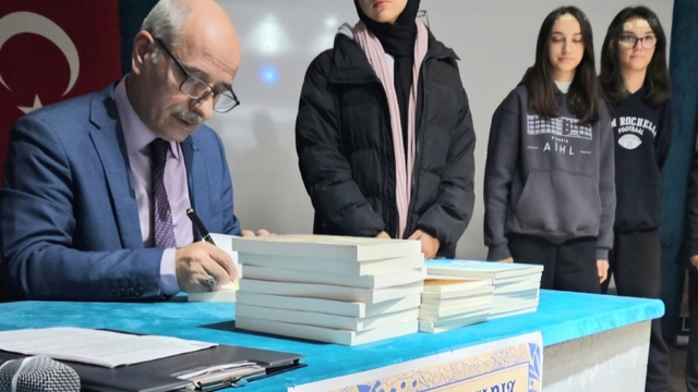 Balıkesirli öğretmen yazar Dilaver Ayyıldız'dan çocuklara şiir kitabı