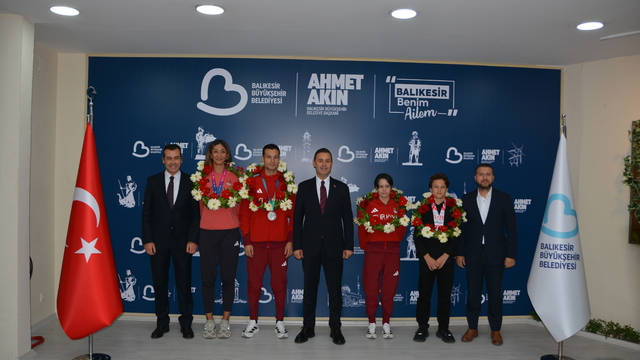 Uluslararası turnuvalarda dereceye giren Balıkesirli sporculara coşkulu karşılama