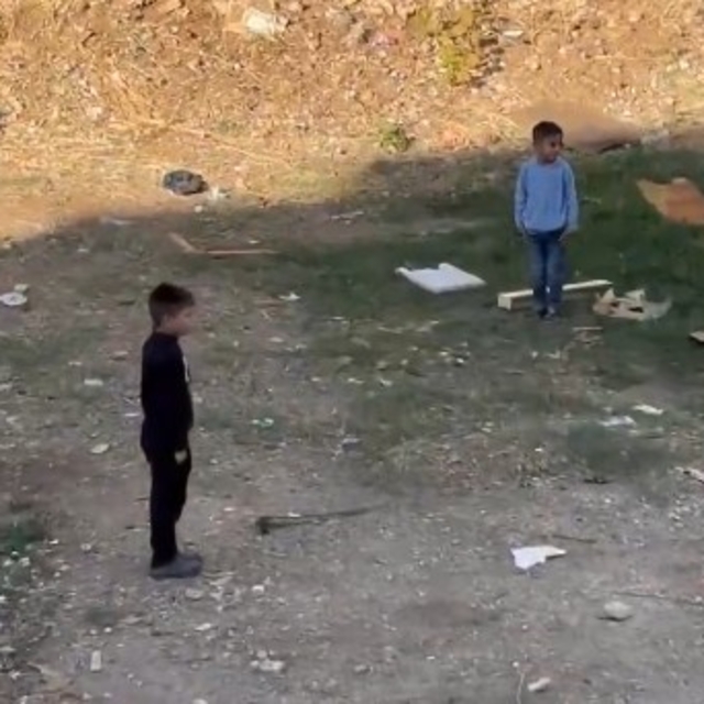 AFAD'ın siren testi sırasında çocuklar esas duruşa geçti