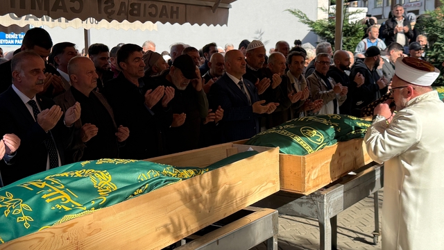 Rize'de ahşap yapının üzerlerine düşmesi sonucu ölen 2 kişi toprağa verildi