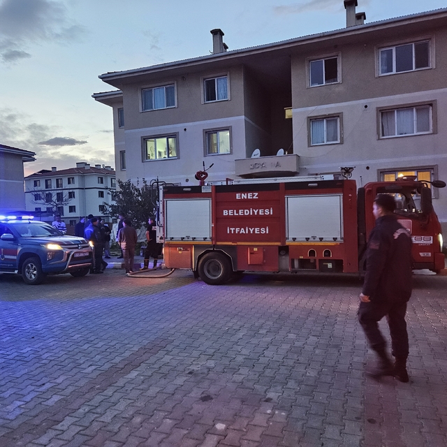 Apartmanda komşusunu öldürdükten intihar etti