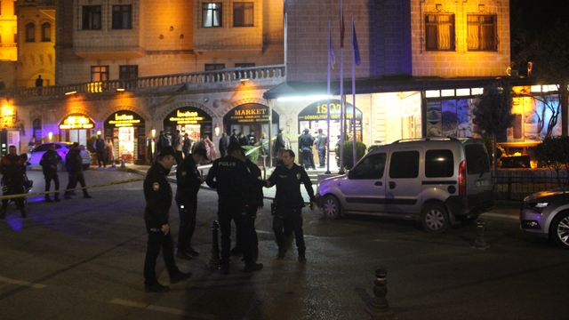 Şanlıurfa'da baharatçı dükkanına silahlı saldırı: 1 ağır yaralı
İşletme sahibinin vurulma anı kamerada