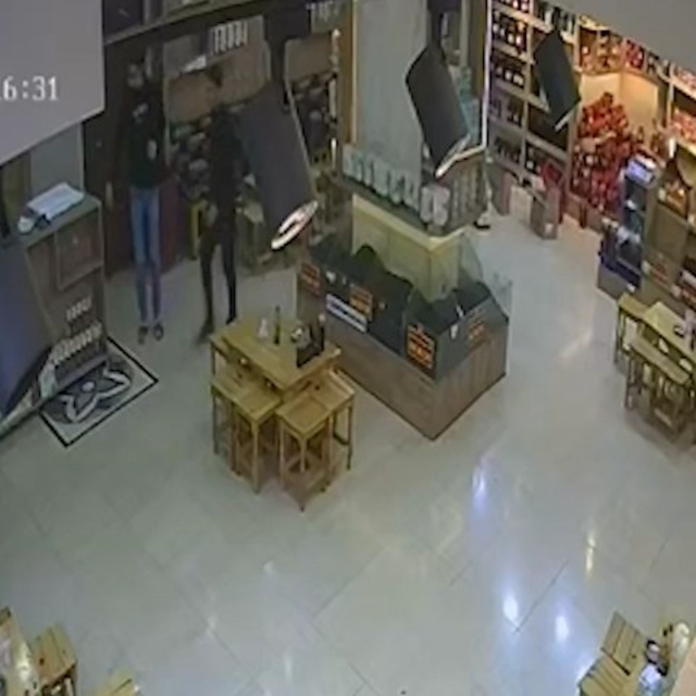 Şanlıurfa'da iş yerine silahlı saldırı kamerada: 1 yaralı