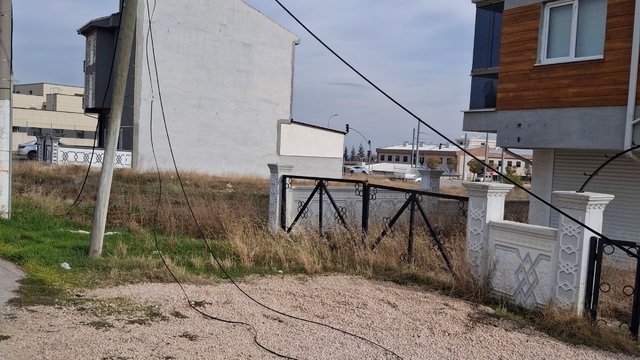 Devrilen internet direğinin çevreye dağılan kabloları risk oluşturuyor