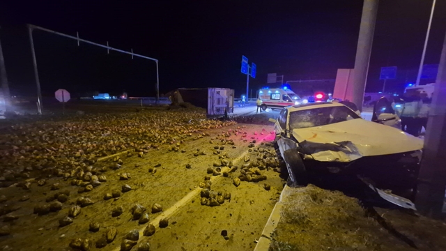 Çorum'da şeker pancarı yüklü tır ile otomobil çarpıştı: 3 yaralı
Kaza yapan tırın dorsesindeki şeker pancarları yolu trafiğe kapattı