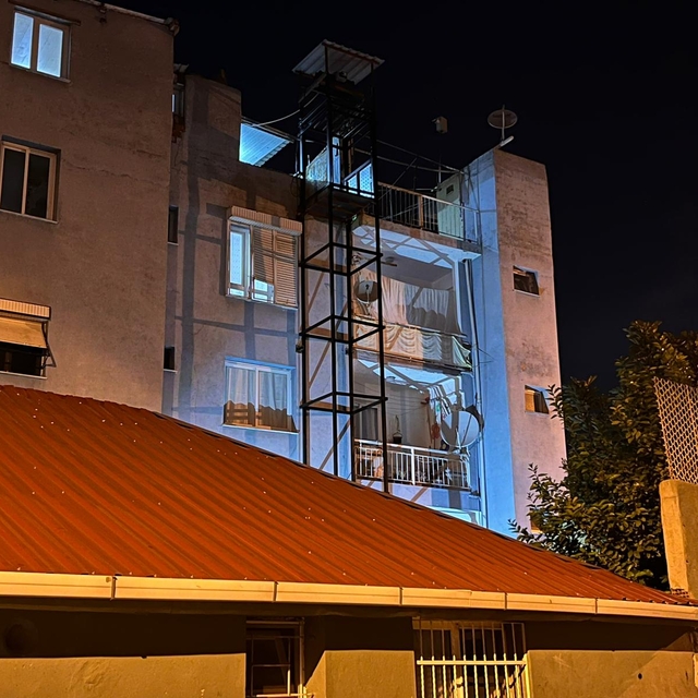 Kardeşi için yaptırdığı engelli asansöründen düşerek öldü