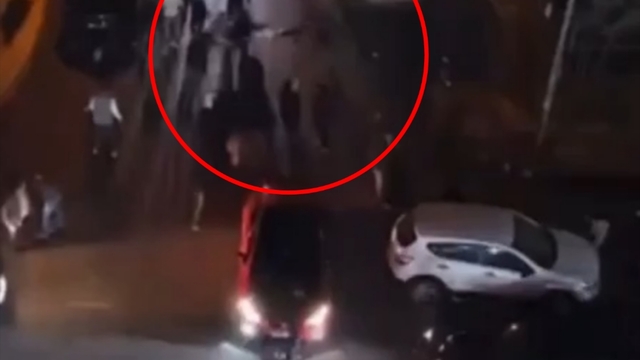 Diyarbakır'da düğün salonu önünde davetliler arasında silahlı kavga kamerada: 1 ölü, 3 yaralı