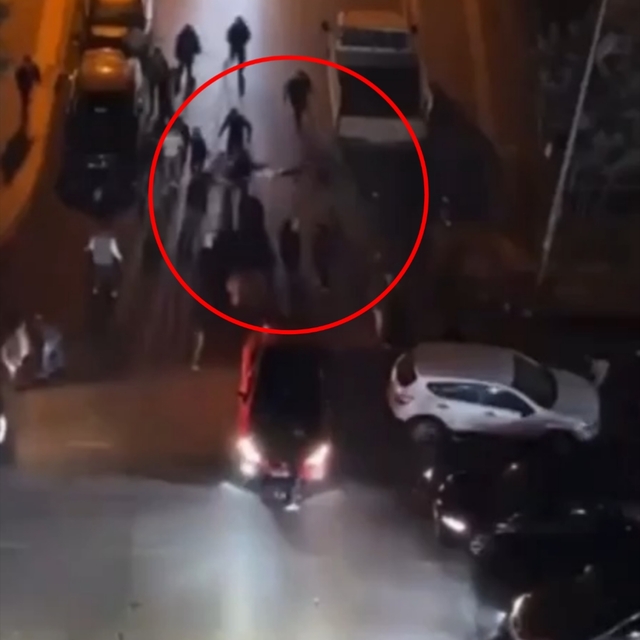 Diyarbakır'da düğün salonu önünde davetliler arasında silahlı kavga kamerad...