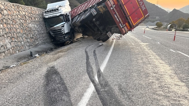 Malatya'da kontrolden çıkan tır istinat duvarına çarptı: 1 yaralı