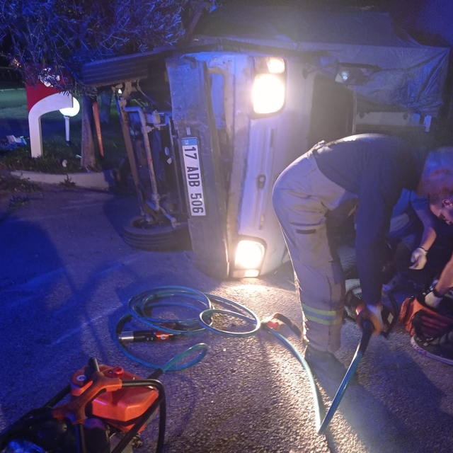 Balıkesir'de kamyon ile kamyonetin çarpıştı; 1 ölü 1 yaralı