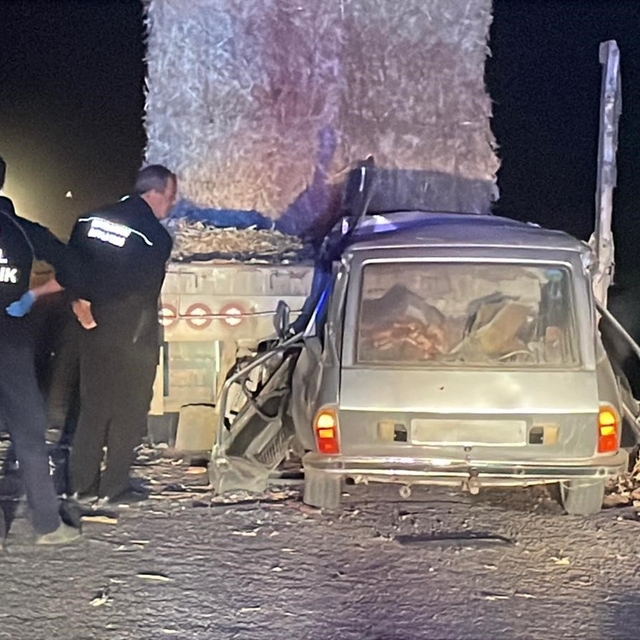 Karaman'da otomobil tıra ok gibi saplandı: Karı-koca hayatını kaybetti