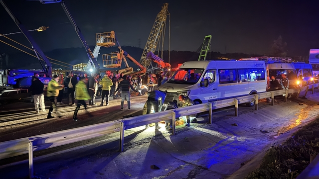 Bursa'da 4 servis minibüsü ile otomobilin karıştığı trafik kazasında 1 kişi öldü