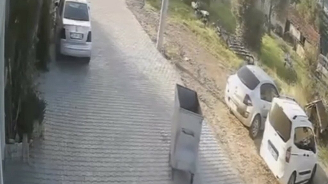 Çöp konteyneri çöp kamyonun peşinden sürüklendi; o anlar kamerada