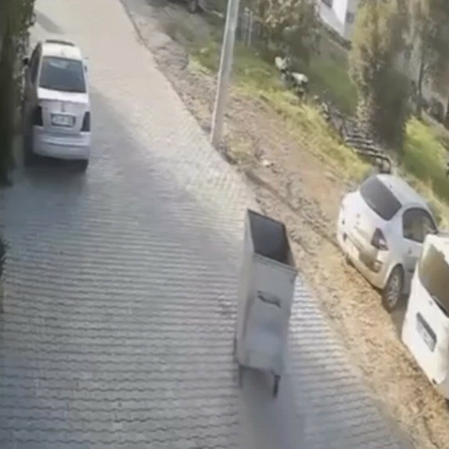 Çöp konteyneri çöp kamyonun peşinden sürüklendi; o anlar kamerada