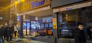 kontrolden çıkan otomobil, yeni açılan dönerciye daldı