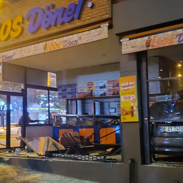 kontrolden çıkan otomobil, yeni açılan dönerciye daldı