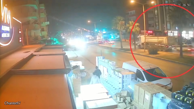 Otomobilin, TIR'a çarptığı kaza kamerada