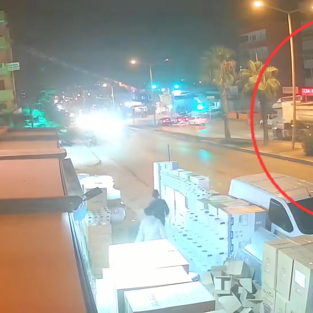 Otomobilin, TIR'a çarptığı kaza kamerada