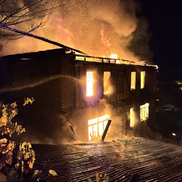 İki katlı ahşap ev alevlere teslim oldu