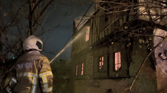 Karabük'te 3 katlı tarihi konakta yangın