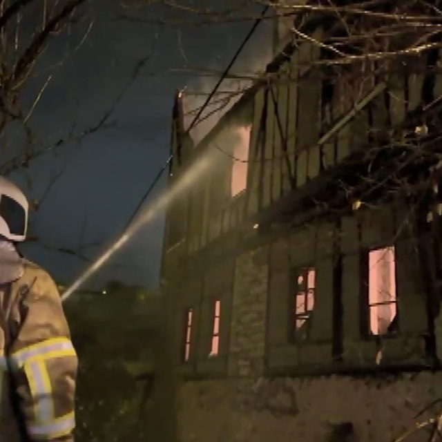 Karabük'te 3 katlı tarihi konakta yangın