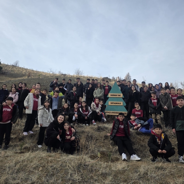 Geleceğe nefes: Demirkent TOKİ Ortaokulu öğrencilerinden örnek fidan dikimi...