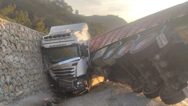 Malatya'da devrilen tırın sürücüsü yaralandı