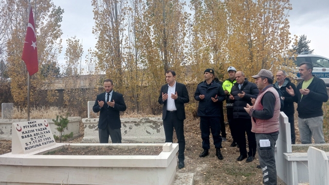 Aydıntepe'de şehitler kabirleri başında dualarla anıldı