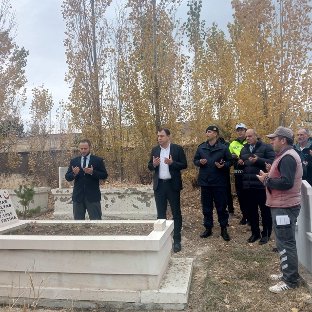 Aydıntepe'de şehitler kabirleri başında dualarla anıldı