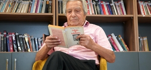 Emekli müzik öğretmeni, ünlü isimlerle biriktirdiği anılarını kitaplaştırıy...