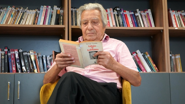 Emekli müzik öğretmeni, ünlü isimlerle biriktirdiği anılarını kitaplaştırıyor