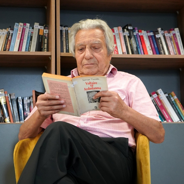 Emekli müzik öğretmeni, ünlü isimlerle biriktirdiği anılarını kitaplaştırıy...