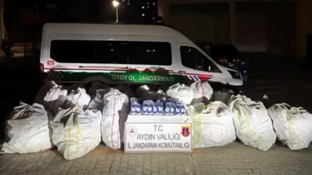 Şüphe üzerinde durdurulan iki araçta 1,9 milyon liralık sahte ayakkabı ele geçirildi