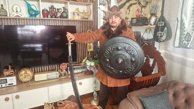 İşçi emeklisi eski antika eşyalarla evinde küçük bir müze kurdu