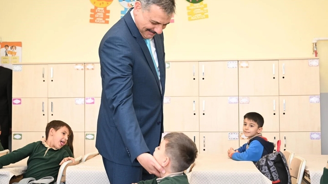 Vali Çiftçi öğrenci ve öğretmenlerle buluştu