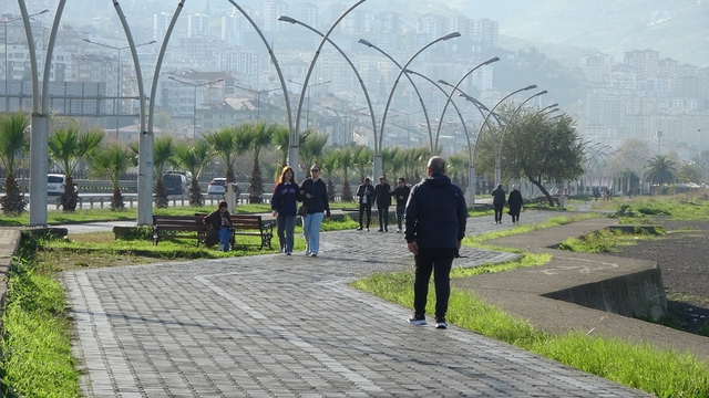 Mevsim geçişlerinde solunum yolu enfeksiyonlarına karşı uzmanlar uyarıyor
Prof. Dr. Tevfik Özlü:
"Mevsim geçişleri, solunum yolu enfeksiyonlarının en sık görüldüğü dönemlerdir"
"Öksürük üzerinde rahatlatıcı etkiye sahip olduğundan doğal bal ile hazırlanan bitkisel çaylar tüketilebilir"