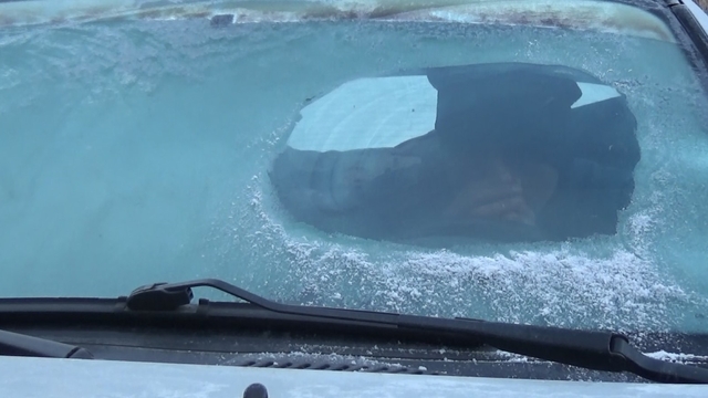 Kars eksi 13'ü gördü: Araç camları buz tuttu