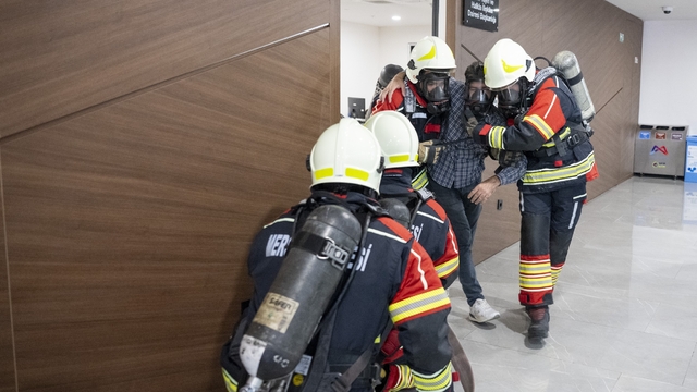 Mersin Büyükşehir Belediyesi binasında yangın tatbikatı gerçekleştirildi
