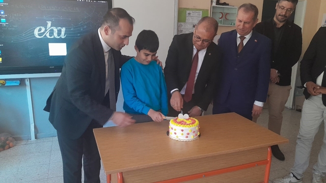 Protokolden ilkokul öğrencisi Şener'e doğum günü sürprizi