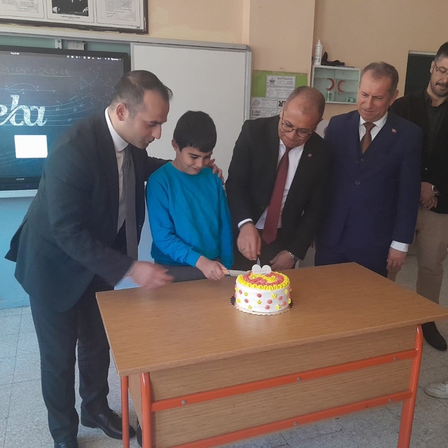 Protokolden ilkokul öğrencisi Şener'e doğum günü sürprizi