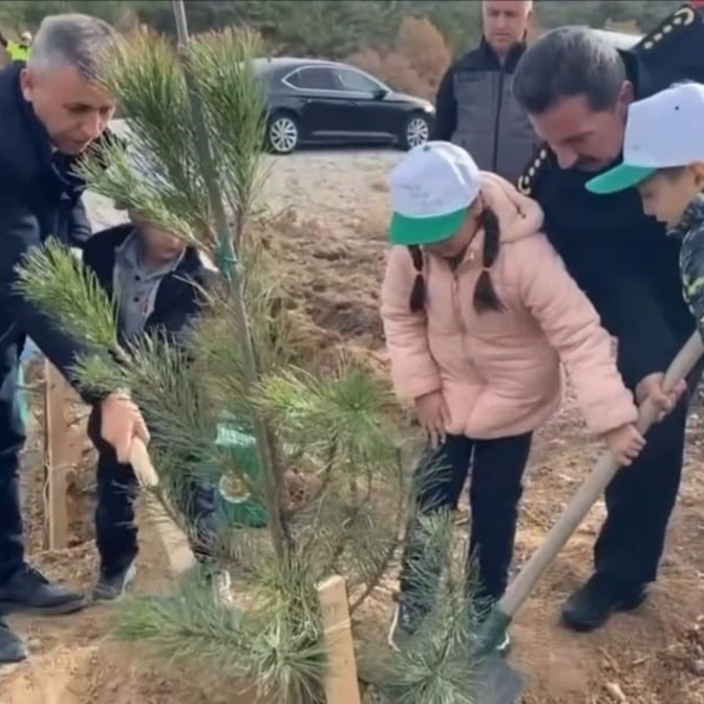 Kütahya'da şehitler anısına 400 fidan toprakla buluştu