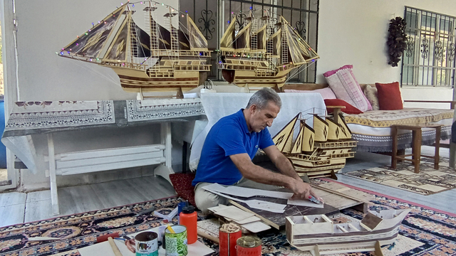 Evinde kurduğu atölyede 32 yıldır gemi maketi yapıyor