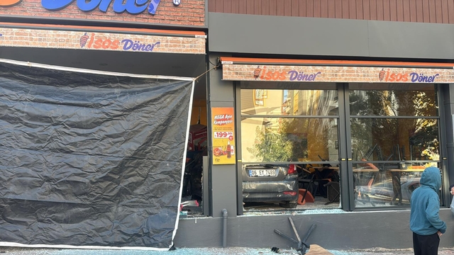 Şanlıurfa'da kontrolden çıkan otomobil dönerci dükkanına girdi