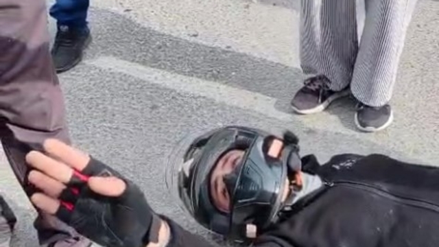 Kazada yaralandı, çarpıştığı aracın sürücüsü ve çocuğunun korktuğunu görünce kendi acısını bir kenara attı
Otomobille çarpışması sonucu yaralanan motosikletin sürücüsü, başından ayrılmayan araç sürücüsünün korktuğunu görünce yaralı halde onu ve çocuğunu sakinleştirmeye çalıştı