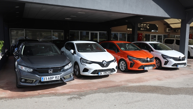 "Kasım ve aralık ayları araç almanın tam zamanı"
Elazığ Galericiler Sitesi Başkanı Ahmet Yıldırım:
"Eskiden vatandaş aracı yatırım için alırken şimdi ihtiyaçtan alıyor"
"Yıl sonlarında araçlarda yüzde 5 oranında düşüş yaşanıyor"