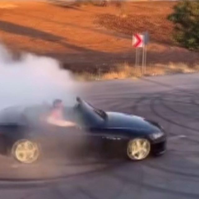 Drift attı tozu dumana kattı: O anları sosyal medyadan paylaşan sürücüye 48...